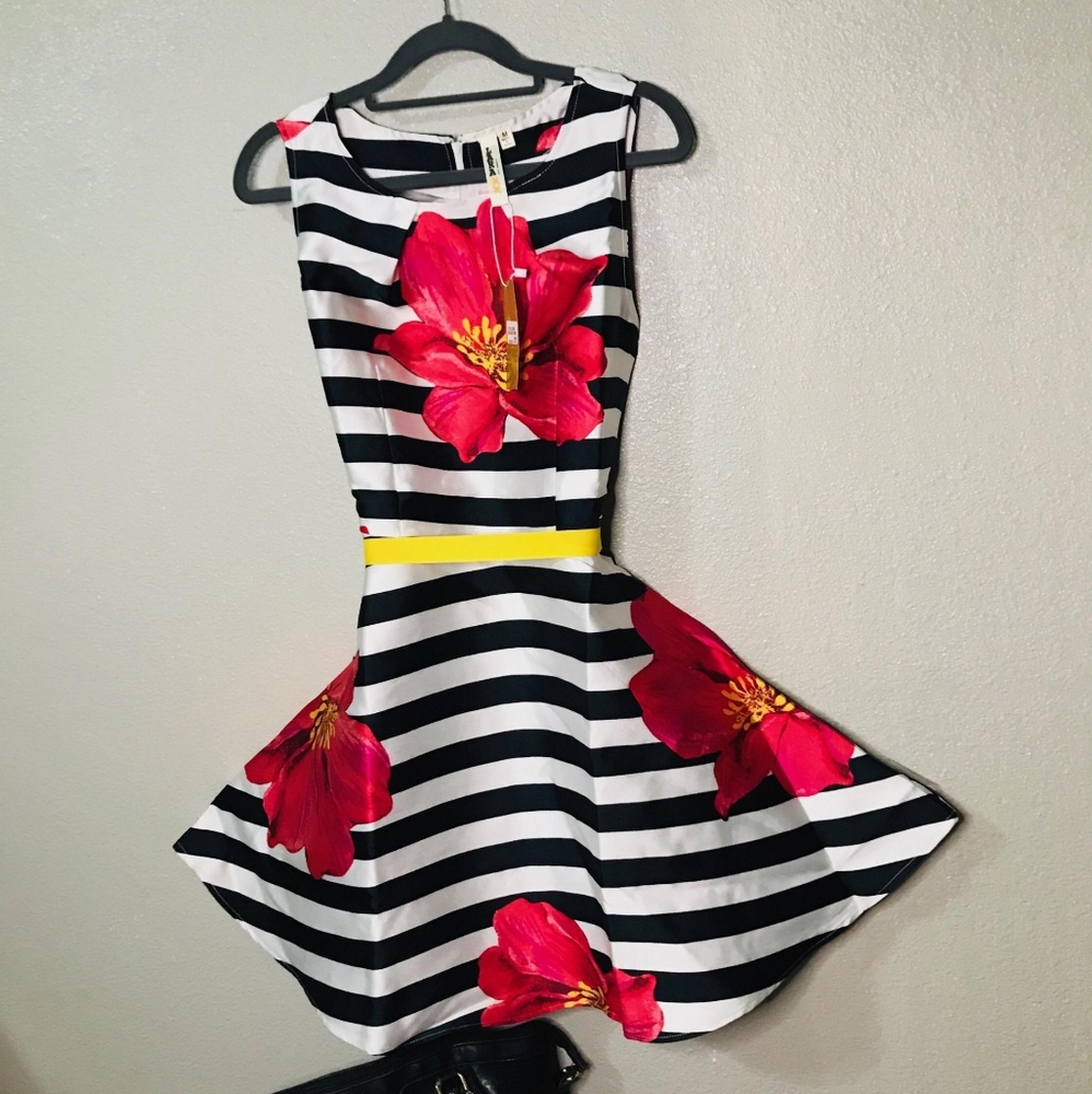 Dresses - Picture 2 of 4